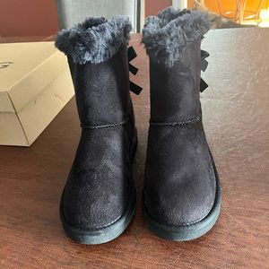 Black UGG style (knock offs) K classic w/ bows.